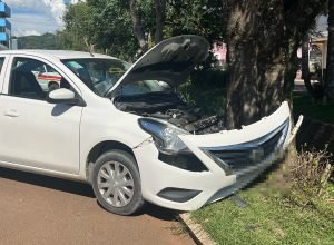 Acidente em Barão de Cotegipe: Nissan Versa colide contra árvore na Avenida Ângelo Calefe e deixa três feridos neste domingo (1º).