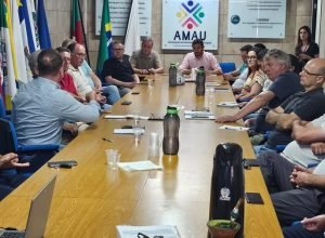 Prefeitos do ALTO URUGUAI participam de assembleia da AMAU para discutir impactos da Lei Complementar nº 226/2026 nas finanças municipais.