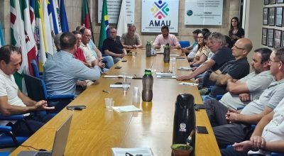 Prefeitos do ALTO URUGUAI participam de assembleia da AMAU para discutir impactos da Lei Complementar nº 226/2026 nas finanças municipais.