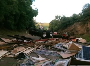 Caminhão carregado com placas solares tombado na BR-285 entre Lagoa Vermelha e Caseiros após acidente que resultou na morte de jovem de 25 anos.
