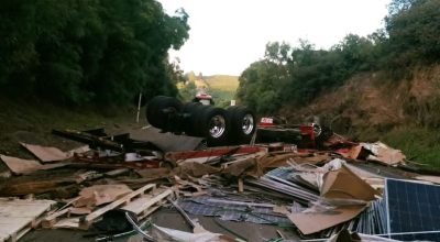 Caminhão carregado com placas solares tombado na BR-285 entre Lagoa Vermelha e Caseiros após acidente que resultou na morte de jovem de 25 anos.