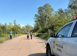 Perícia investiga local onde irmãos de 21 e 24 anos foram encontrados mortos a tiros em Alvorada, na Região Metropolitana de Porto Alegre.