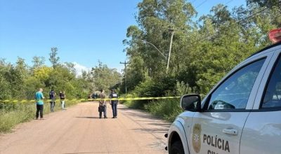 Perícia investiga local onde irmãos de 21 e 24 anos foram encontrados mortos a tiros em Alvorada, na Região Metropolitana de Porto Alegre.
