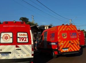 Acidente entre Yamaha CB300 e Hyundai HB20 deixa motociclista em estado grave na Rua João Caruso, bairro Industrial, em Erechim.