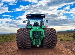 Maior pneu agrícola da América Latina é apresentado na EXPODIRETO Cotrijal em Não-Me-Toque, no Rio Grande do Sul, com tecnologia voltada a máquinas de grande porte.
