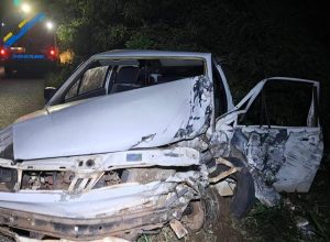 Veículo VW Gol ficou com danos de grande monta após grave acidente na RS-420, próximo à comunidade da Linha Gruta, em Aratiba.