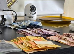 Brigada Militar realiza operação da ROCAM e prende dois adultos, além de apreender um adolescente por tráfico de drogas em Passo Fundo-RS.