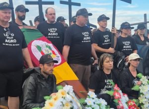 Produtores rurais realizam cortejo “Luto pelo Agro” durante a abertura da Expodireto Cotrijal em Não-Me-Toque.