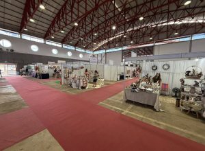 Artesãos expõem seus trabalhos durante a Feira Regional de Artesanato em Erechim, evento que reúne cultura, música e gastronomia no Norte do RS.