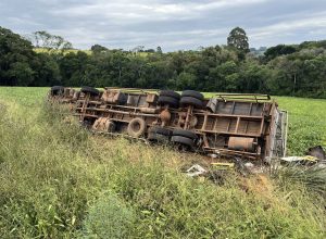 Caminhão tombado às margens da RS-135, em Sertão, após acidente registrado durante a madrugada.