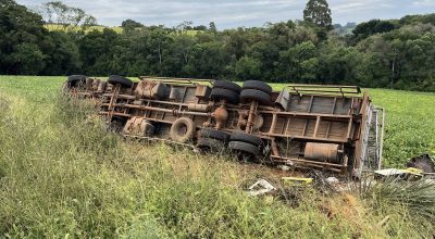 Caminhão tombado às margens da RS-135, em Sertão, após acidente registrado durante a madrugada.