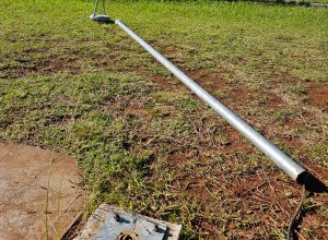 Praça em Erechim apresenta danos causados por vandalismo, afetando estruturas e áreas de lazer da comunidade.