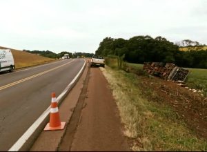 Carreta tombada às margens da ERS-135, em Sertão, mobiliza atenção de motoristas na manhã desta terça-feira.