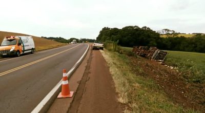 Carreta tombada às margens da ERS-135, em Sertão, mobiliza atenção de motoristas na manhã desta terça-feira.
