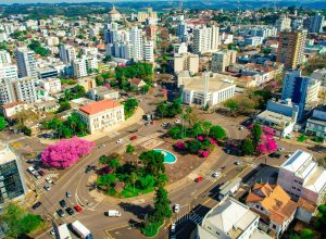 Vista de Erechim, no Norte do Rio Grande do Sul, cidade que se destaca nacionalmente em desenvolvimento sustentável e crescimento econômico.