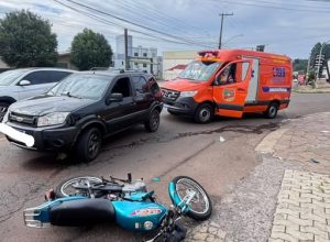 Acidente entre carro e motocicleta deixa homem ferido na Avenida Caldas Júnior, no bairro Três Vendas, em Erechim.