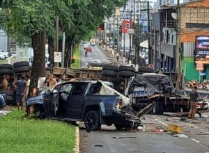 Acidente em Chapecó deixou 20 feridos após carreta descer desgovernada e atingir diversos veículos na avenida Fernando Machado.