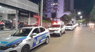 Operação conjunta intensifica fiscalização do trânsito em Erechim e aborda veículos e motocicletas durante a noite.