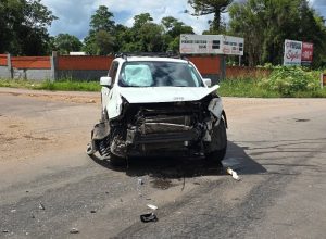 Acidente em Passo Fundo envolvendo dois veículos na ERS-324, no acesso ao bairro Dom Rodolfo, causou saída de pista e lentidão no trânsito.