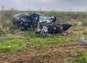Acidente entre Passo Fundo e Carazinho deixa uma mulher morta após colisão frontal entre carro e carreta na BR-386.