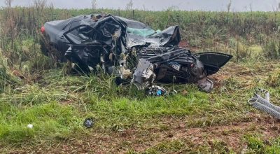 Acidente entre Passo Fundo e Carazinho deixa uma mulher morta após colisão frontal entre carro e carreta na BR-386.