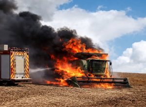 Colheitadeira é totalmente destruída por incêndio durante colheita em área rural de Prudentópolis.