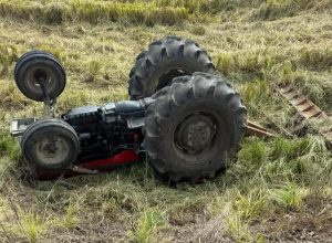Homem morre após trator capotar no interior de Forquilhinha; vítima ficou presa sob o maquinário e não resistiu.