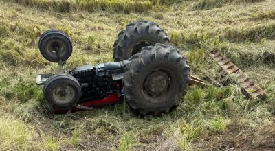 Homem morre após trator capotar no interior de Forquilhinha; vítima ficou presa sob o maquinário e não resistiu.