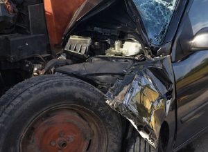 Acidente com trator mobiliza equipes de resgate após colisão com carro no interior de São Lourenço.