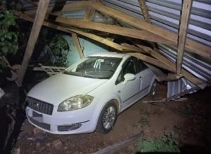 Garagem destruída após homem usar trator durante caso de violência doméstica em Guarujá do Sul, no Oeste de Santa Catarina.