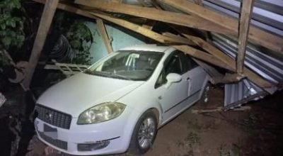 Garagem destruída após homem usar trator durante caso de violência doméstica em Guarujá do Sul, no Oeste de Santa Catarina.