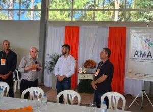 Prefeitos e especialistas participam de assembleia da AMAU em Centenário para discutir os impactos da Reforma Tributária nos municípios da região.