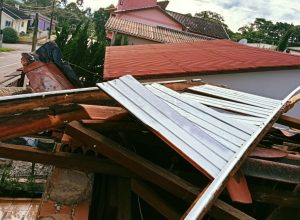 Telhado arrancado e danos em residência após forte temporal em Sertão, no norte do Rio Grande do Sul.