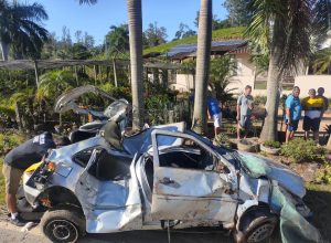 Carro ficou destruído após sair da pista e bater contra poste na SC-108, em Braço do Norte.