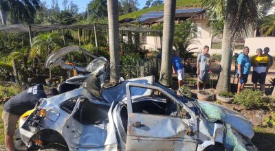 Carro ficou destruído após sair da pista e bater contra poste na SC-108, em Braço do Norte.
