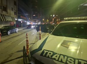 Fiscalização da Operação Balada Segura aborda veículos durante a madrugada em Passo Fundo.