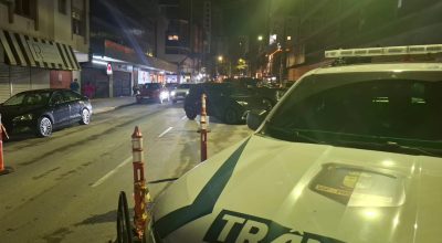 Fiscalização da Operação Balada Segura aborda veículos durante a madrugada em Passo Fundo.