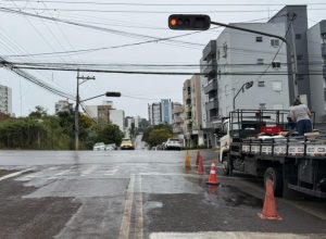 Erechim inicia implantação de novos semáforos inteligentes para melhorar a segurança e a fluidez no trânsito urbano.