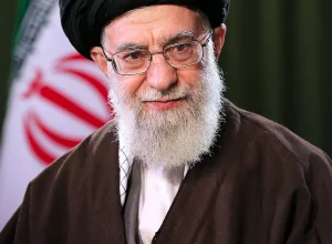 Ali Khamenei é morto em ataque no complexo Beit Rahbari, em Teerão, segundo imprensa estatal do Irão.