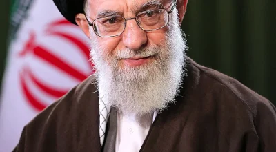 Ali Khamenei é morto em ataque no complexo Beit Rahbari, em Teerão, segundo imprensa estatal do Irão.