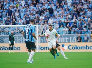 Jogadores-do-Gremio-e-do-Juventude-em-acao-aspect-ratio-512-320