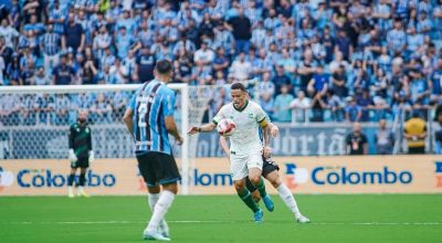 Jogadores-do-Gremio-e-do-Juventude-em-acao-aspect-ratio-512-320