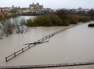 Ponte-romana-foi-fechada-para-pedestres-devido-ao-aumento-das-cheias-do-rio-Guadalquivir-que-a-atrav.jpeg