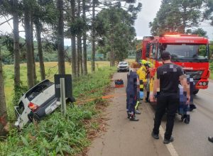 Motorista fica ferido após saída de pista e colisão contra árvores em Vista Alegre, interior de Videira (SC), segundo o Corpo de Bombeiros.