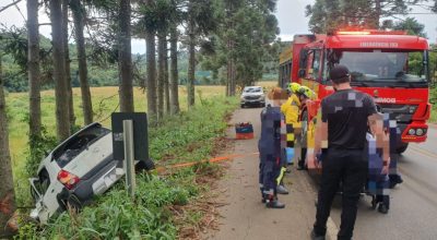 Motorista fica ferido após saída de pista e colisão contra árvores em Vista Alegre, interior de Videira (SC), segundo o Corpo de Bombeiros.