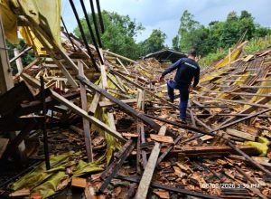Temporal com chuva intensa e ventos fortes provoca desabamento de galpão no Morro do Melo em Concórdia.
