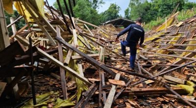 Temporal com chuva intensa e ventos fortes provoca desabamento de galpão no Morro do Melo em Concórdia.