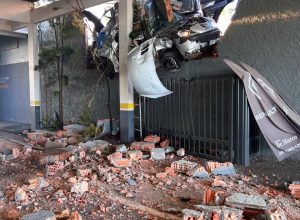 Caminhão desgovernado provoca acidente em Chapecó após possível falha nos freios e atinge carro no bairro Líder.