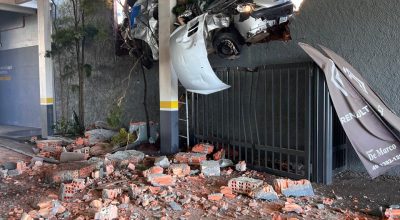 Caminhão desgovernado provoca acidente em Chapecó após possível falha nos freios e atinge carro no bairro Líder.