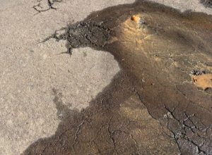 AGER aplica multas de R$ 120 mil à Aegea/Corsan após vazamentos e falta de reparos na rede de abastecimento de água em Erechim-RS.